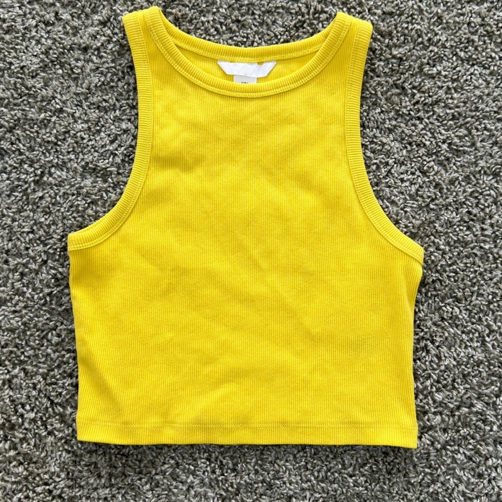 Bright, yellow tank top🫶🏾☺️